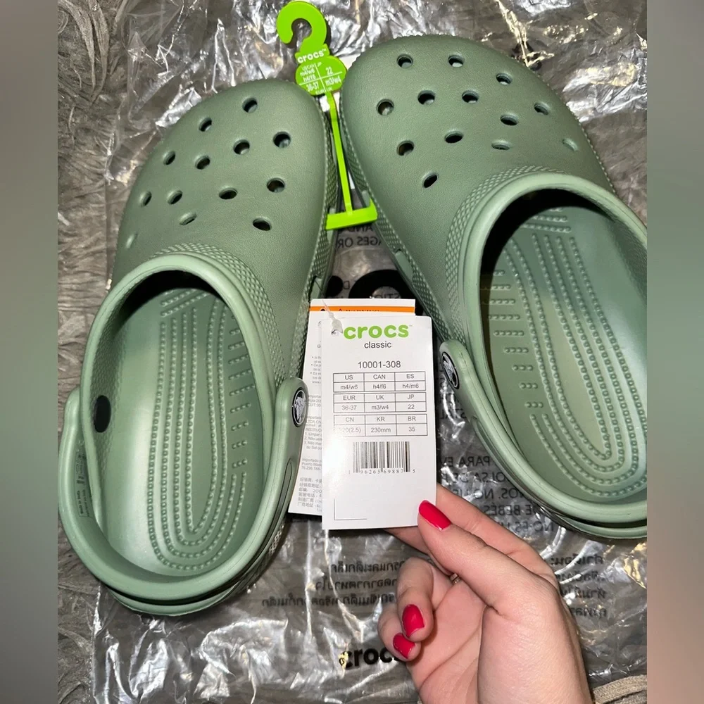 CROCS Unisex - Green Size 6 women’s- 4 Men’s - Picture 2 of 4